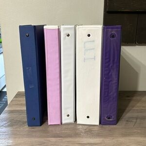 PRE OWNED 6 VARIOUS SIZES OF BINDERS WITH 70 SHEET PROTECTORS